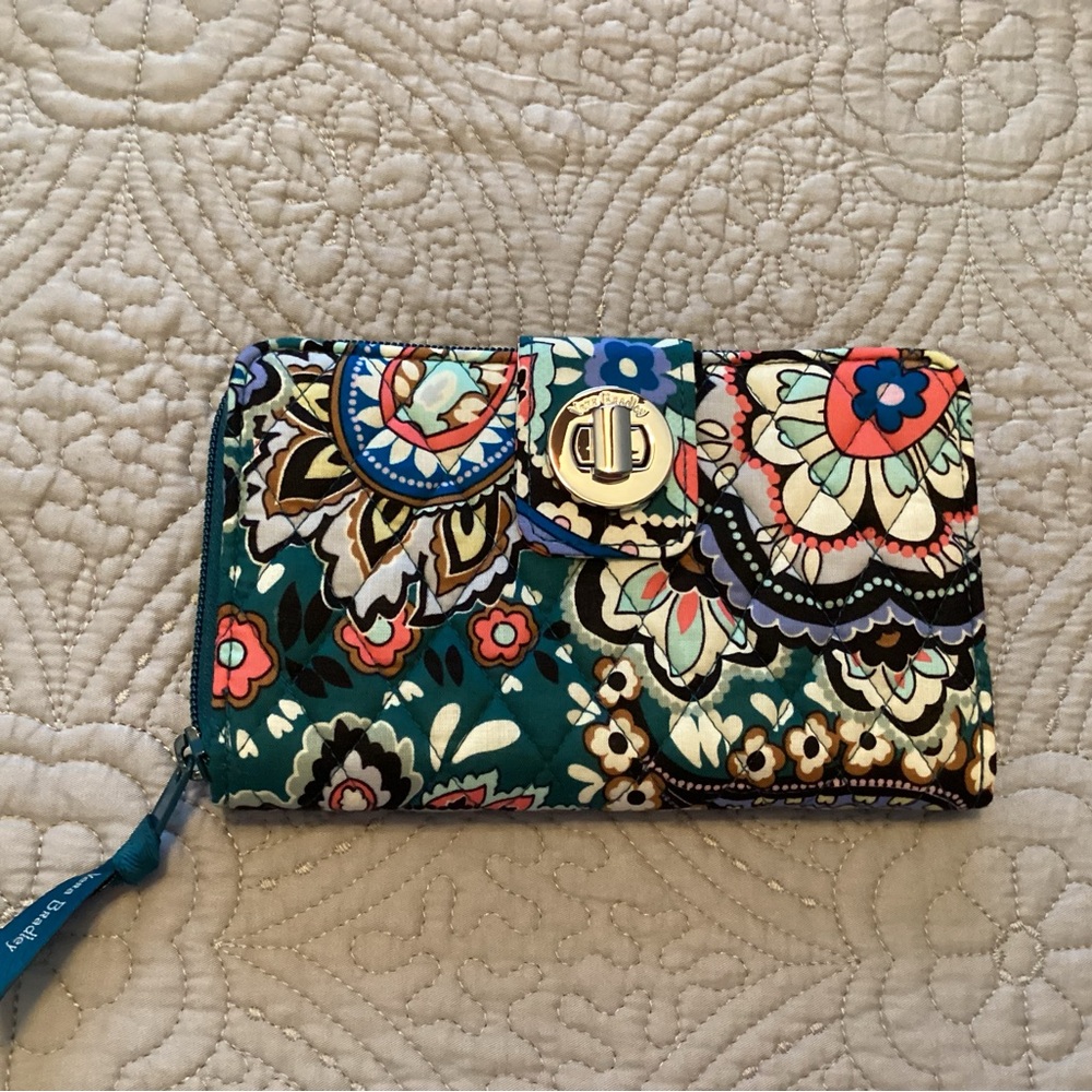 Vera Bradley beautiful paisley wallet NWOT